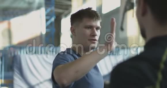 男子训练格斗技术视频的预览图