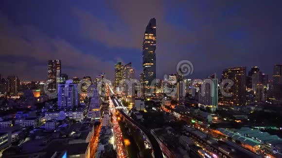 智慧城市金融区和摩天大楼晚上鸟瞰曼谷市区泰国智慧城市视频的预览图