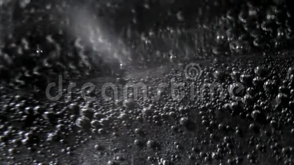 黑色背景中的小矿泉水气泡视频的预览图
