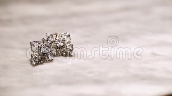 两个珠宝耳环白金或白金与钻石在大理石背景视频的预览图