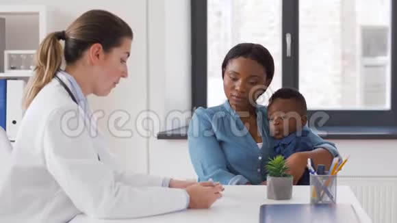 有个孩子的母亲和医生快乐视频的预览图