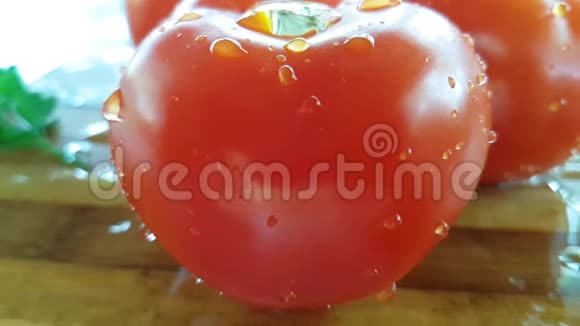番茄自然木浇能量水慢动作视频的预览图