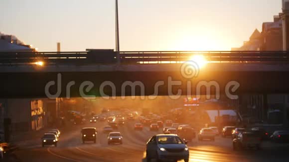 汽车在桥下的道路上行驶日落视频的预览图