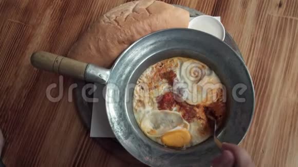 用叉子吃用番茄和面包在煎锅里煮鸡蛋以色列阿拉伯中东视频的预览图