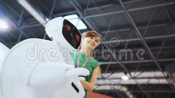 机器人坠入爱河机器人的情绪心和微笑积极的女人用机器人做自拍女孩视频的预览图