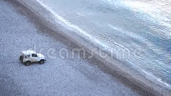 石滩上的白色吉普车视频的预览图
