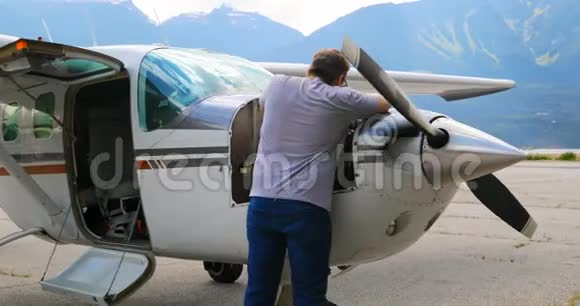 工程师维修飞机发动机4k视频的预览图