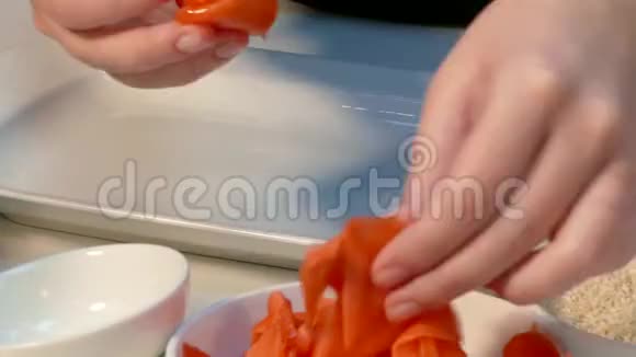 厨师做了一份漂亮的寿司快速移动视频的预览图