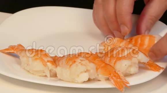 手把寿司和虾放在盘子里视频的预览图