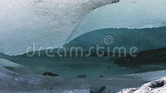 从冰川上流下来的水视频的预览图