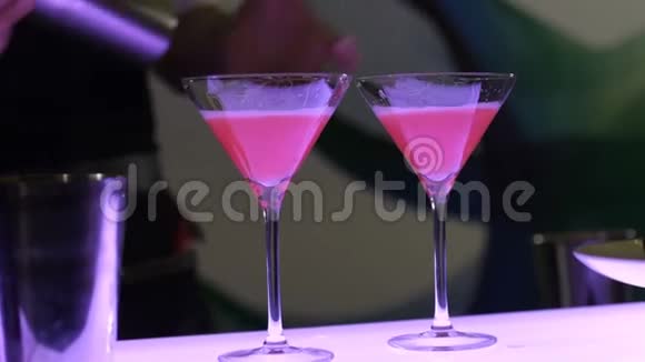 准备鸡尾酒的过程酒保戴着两个漂亮的眼镜腿高准备着一杯饮料视频的预览图
