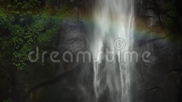 印尼巴厘岛有彩虹的塞库普尔瀑布慢动作视频的预览图