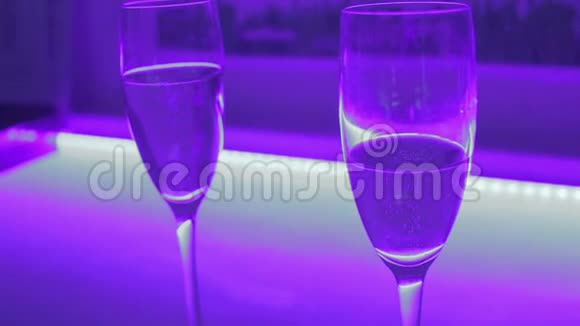 提供两杯起泡香槟的特写浪漫的约会视频的预览图