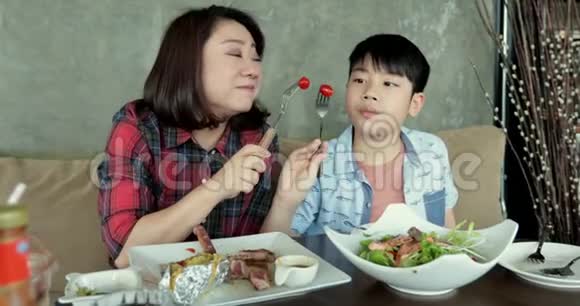 亚洲家庭男孩喜欢和你妈妈一起吃沙拉视频的预览图