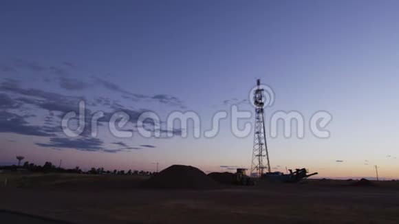 一个传送塔和一个慢镜头的天空视频的预览图