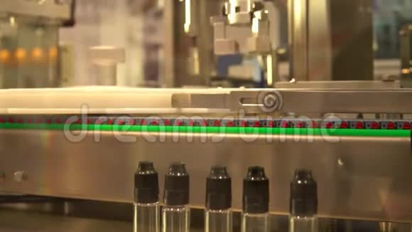 工业机器人用于在瓶子中配药然后用螺丝密封盖子视频的预览图