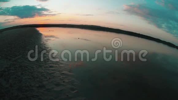 河落日流水自然湖景美丽的自然概念傍晚日落视频的预览图