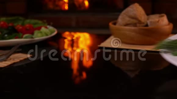 双手放一盘烤香肠晚餐视频的预览图
