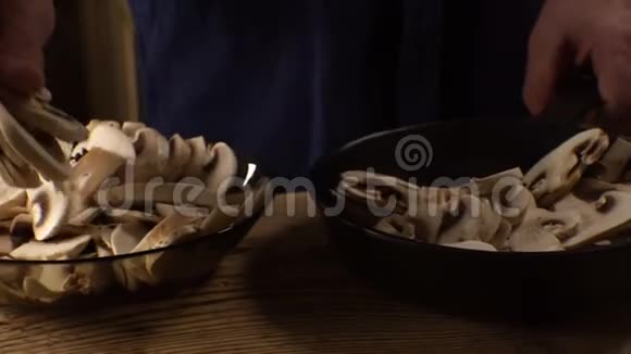 躺在大蒜和香瓜的锅边视频视频的预览图