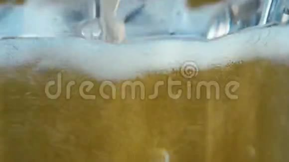 啤酒倒在玻璃杯里特写视频的预览图
