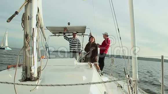 帆船在游艇甲板上工作的男女水手视频的预览图