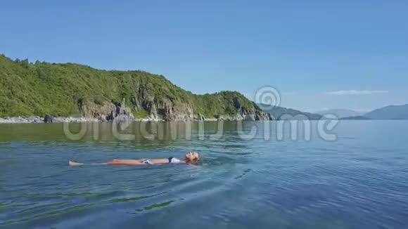 在绿色海岸附近的海上近景少女游泳视频的预览图