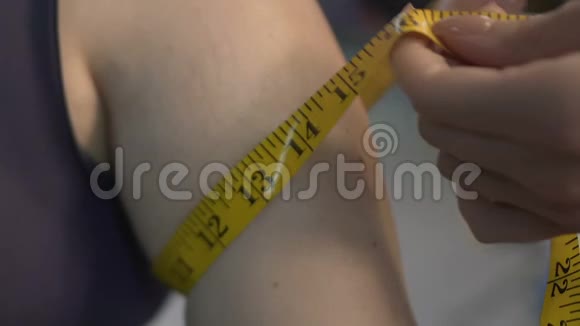 体重超标的女孩用胶带测量手臂测量身体指数饮食视频的预览图