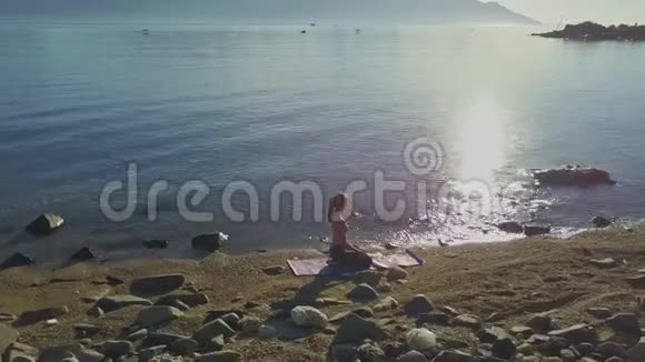 Flycam旋转女孩在瑜伽对抗钓鱼船视频的预览图