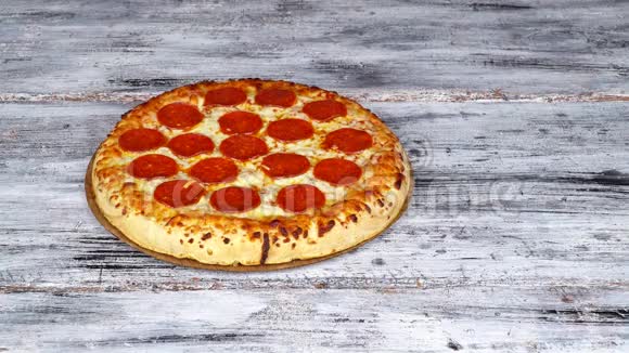 切成薄片美味的新鲜切片家做披萨视频的预览图