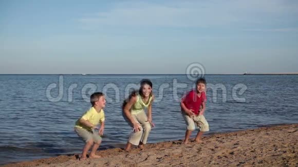 三个孩子在埃及度假村海滩上跳慢动作视频的预览图