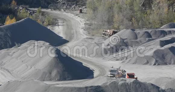 采石场的工业自卸卡车花岗岩采石场的重型机械的移动视频的预览图
