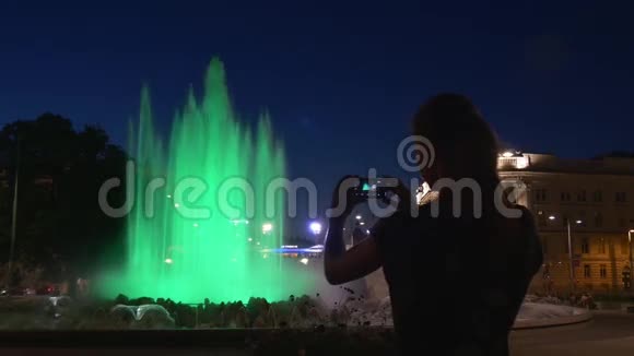 晚上的彩色喷泉视频的预览图