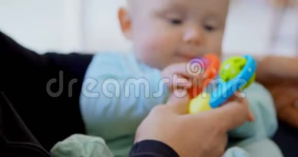小男孩和他父亲一起玩玩具4k视频的预览图