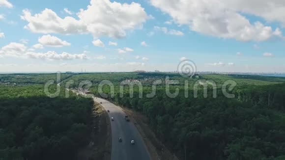 萨马拉市郊区的空中全景足球场就在地平线上视频的预览图