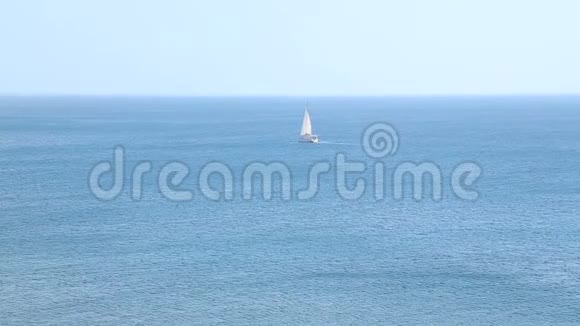 在一望无际的蓝色海面的惊人背景下孤舟美白视频的预览图