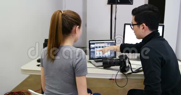 摄影师在办公桌前处理笔记本电脑视频的预览图