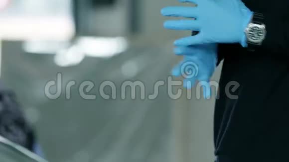 戴蓝色手套的人视频的预览图
