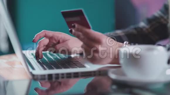 女人用信用卡和笔记本电脑在线购买视频的预览图
