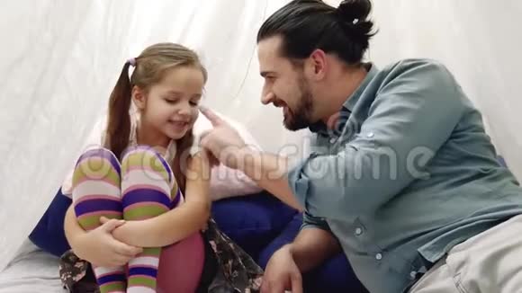 小女孩和她父亲一起读一本书视频的预览图