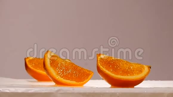 切片橙色水果摆动慢动作视频的预览图