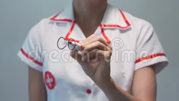 女医生在透明屏幕上写作视频的预览图