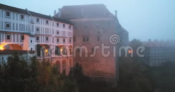 捷克共和国塞斯基克鲁姆洛夫雾中的城堡在秋天的雾中联合国教科文组织世界遗产中心视频的预览图