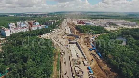 在萨马拉重建高速公路和全新的交通圈汽车在绕行空中行驶视频的预览图