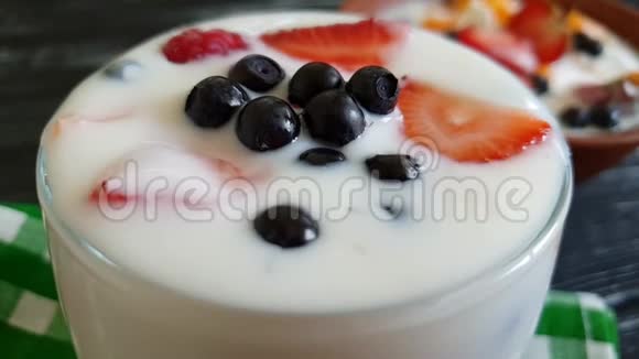 酸奶美味奶酪覆盆子草莓蓝莓勺子慢动作视频的预览图