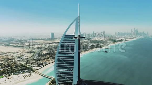 迪拜阿联酋2018年5月在UAE迪拜湾阳光明媚的一天俯瞰豪华的BurjAl阿拉伯酒店库存迪拜视频的预览图