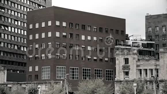 古老的历史建筑被工业建筑包围黑白相间视频的预览图