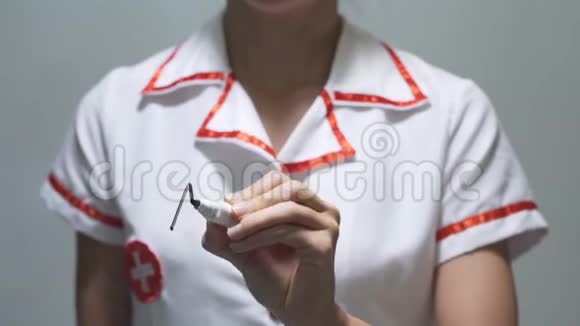 ANAEMIA女医生在透明屏幕上书写视频的预览图