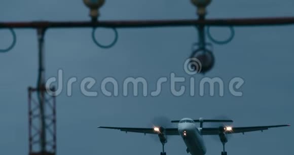 一架即将降落的客机的电影镜头视频的预览图