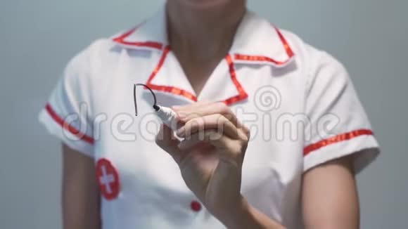 女医生在透明屏幕上书写视频的预览图