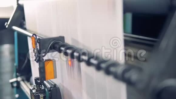 整张印刷的纸网正在工业机器上移动视频的预览图